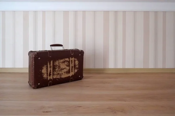 Alter Koffer Auf Dem Boden Einem Leeren Raum — Stockfoto