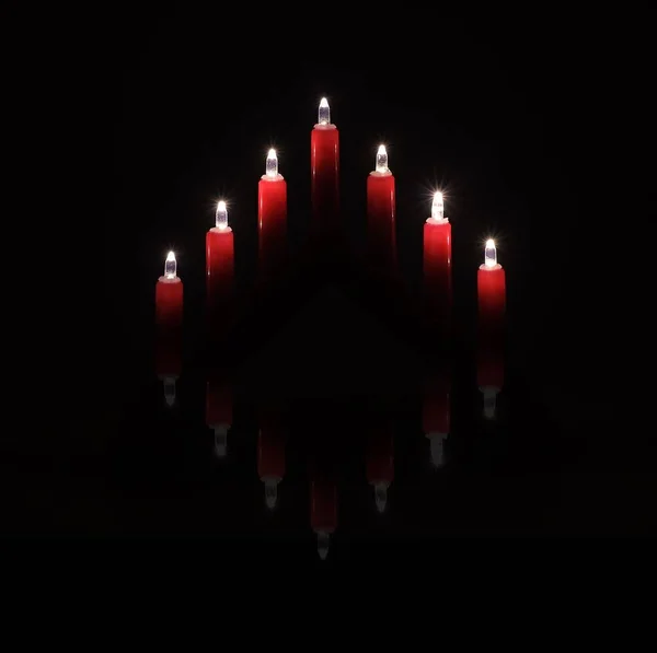 Roter Weihnachtsleuchter Isoliert Auf Schwarzem Hintergrund — Stockfoto