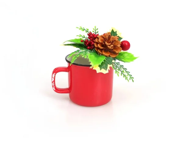 Composição Natal Com Uma Caneca Vermelha Isolada Fundo Branco — Fotografia de Stock