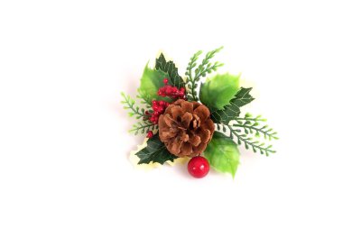Noel süslemeleri: bir Noel ağacı, çilek ve koni dalı