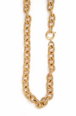 Beyaz arkaplanda izole edilmiş altın zincir