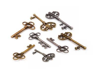 Beyaz arka plan üzerinde izole altın ve gümüş anahtarları