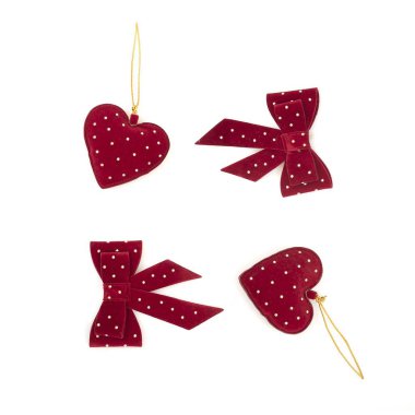 Kadife kalpleri ve beyaz arka plan üzerinde izole süsleme için yay