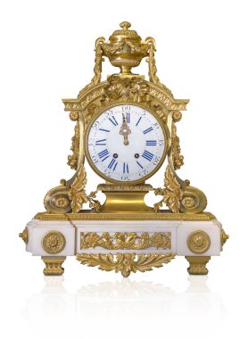 Beyaz arka plan üzerinde izole bronz yaldızlı şömine saati