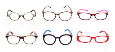 Bir portreye başvurmak için beyaz arkaplanda izole edilmiş gözlük