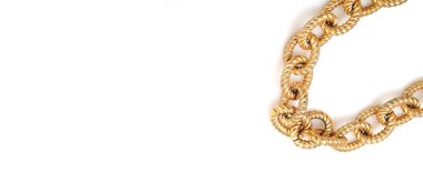 Beyaz arkaplanda izole edilmiş altın zincir