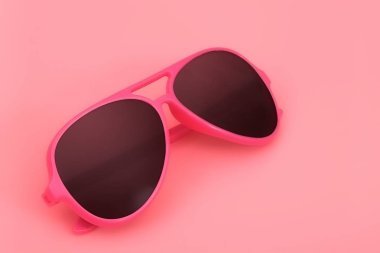 Bir portre üzerinde uygulamak için pembe bir arka plan üzerinde izole gözlük