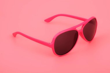 Bir portre üzerinde uygulamak için pembe bir arka plan üzerinde izole gözlük