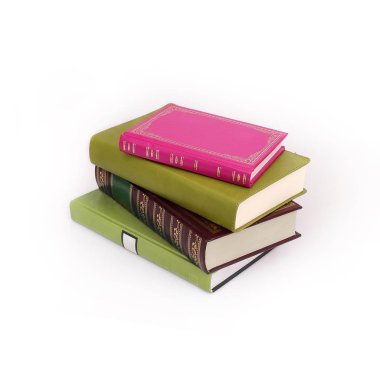 Beyaz arka plan üzerinde izole kitap yığınları