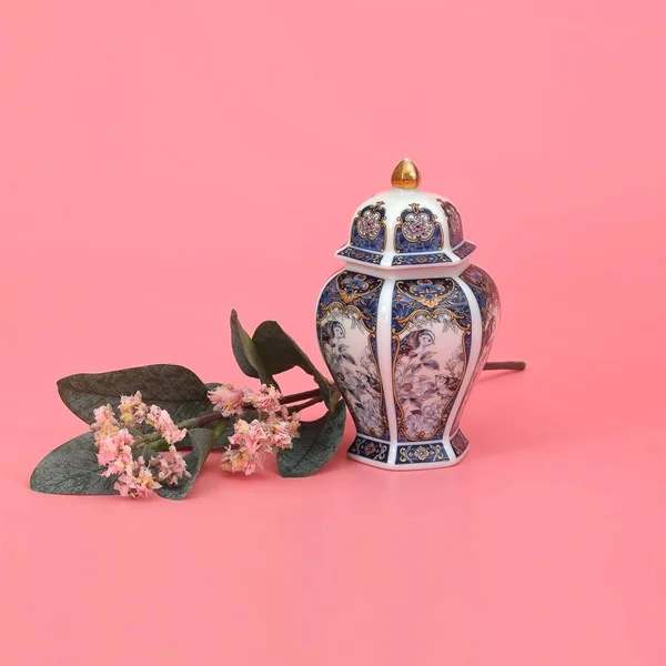 Yasemin dal (mercan) pembe izole klasik oryantal vazo