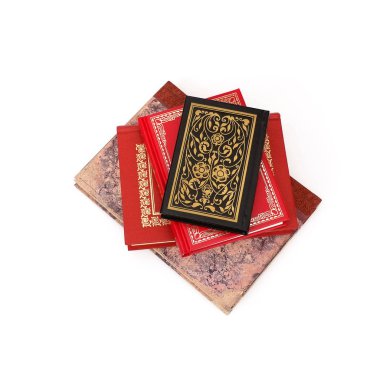 Beyaz arka plan üzerinde izole kitap yığını. Tasarım öğesi kırpma yoluyla