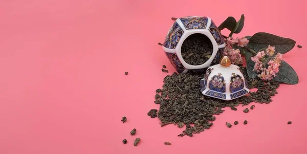 Chá Derramado Porcelana Navio Japonês Ramo Floração Isolado Fundo Rosa — Fotografia de Stock