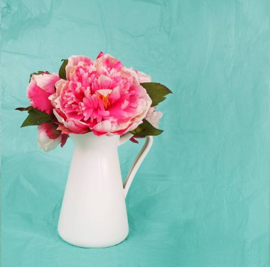 Bir bayram ya da etkinliği kutlamak için süslü pembe şakayık demeti.