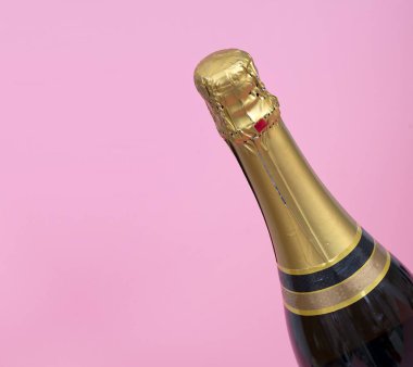 Şişe şampanya düz pembe izole