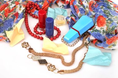 Bir çerçeve yazı oluşturmak için beyaz bir arka plan üzerinde izole moda aksesuarları (eşarp, cila, parfüm, kolye)