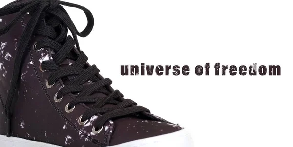 Beyaz Arka Plan Üzerinde Izole Soyut Desenli Siyah Spor Ayakkabı — Stok fotoğraf