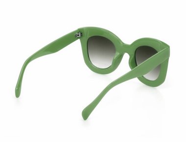 Bir portreye başvurmak için beyaz arkaplanda izole edilmiş güneş gözlükleri