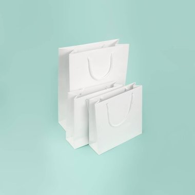 İzole basit arka plan üzerinde beyaz kağıt torba