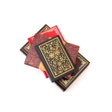 Beyaz arka plan üzerinde izole kitap yığınları
