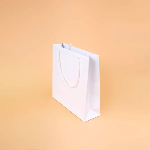 Sac Papier Blanc Isolé Sur Fond Simple — Photo