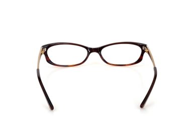 Bir portreye başvurmak için beyaz arkaplanda izole edilmiş gözlük