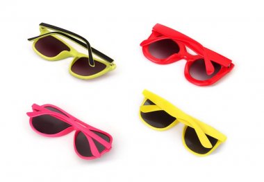 Bir portreye başvurmak için beyaz arkaplanda izole edilmiş güneş gözlüğü seti