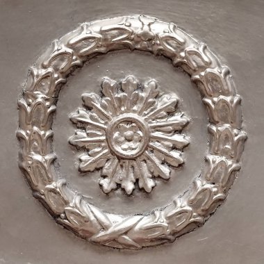 Çelenk şeklinde gümüş dekoratif eleman