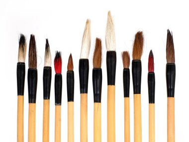 Beyaz arka plan üzerinde yalıtılmış Çince fırçalar kümesi