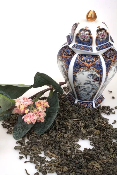 Chá Derramado Porcelana Navio Japonês Ramo Floração Isolado Fundo Branco — Fotografia de Stock