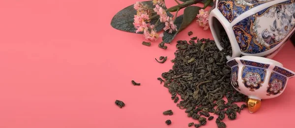 Chá Derramado Porcelana Navio Japonês Ramo Floração Isolado Fundo Rosa — Fotografia de Stock