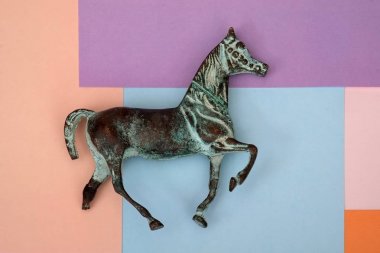 Renkli bir arka plan üzerinde izole antik bronz at heykelcik ile Kompozisyon