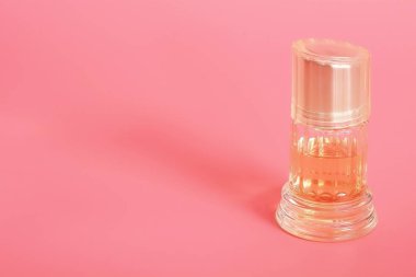 Parfüm şişesi bir mercan arka plan izole