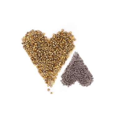 Dökülen altın grommets beyaz arka plan üzerinde izole