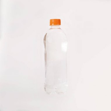 Beyaz arka planda izole edilmiş plastik şişedeki içme suyu