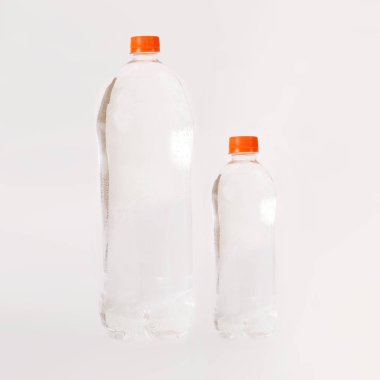 İçmesuyu beyaz arka plan üzerinde izole plastik şişelerde