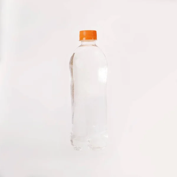 바탕에 분리되어 플라스틱 병에서 식수를 마시는 — 스톡 사진