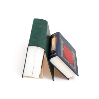 Beyaz arkaplanda izole kitap yığını