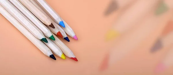 Wielokolorowe Ołówki Izolowane Kolorowym Tle — Zdjęcie stockowe