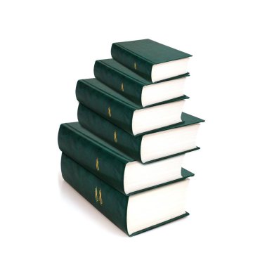 Beyaz arka plan üzerinde izole kitap yığınları