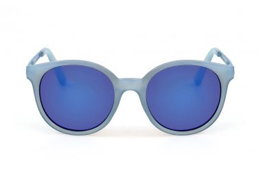 Bir portreye başvurmak için beyaz arkaplanda izole edilmiş güneş gözlükleri