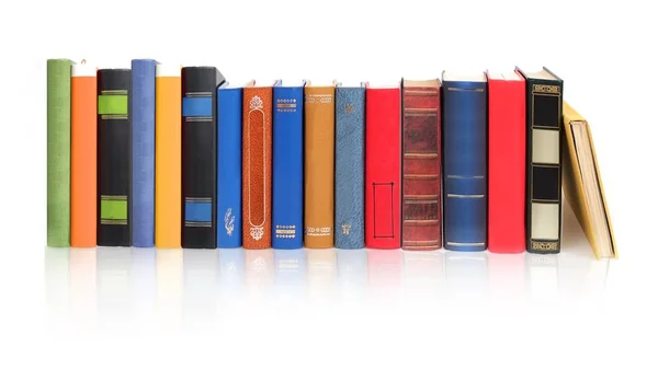 Beyaz arkaplanda izole kitap yığını
