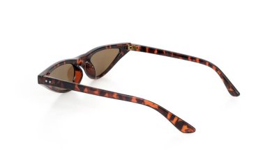 Bir portreye başvurmak için beyaz arkaplanda izole edilmiş güneş gözlükleri