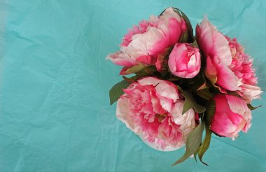 Bir bayram ya da etkinliği kutlamak için süslü pembe şakayık demeti.