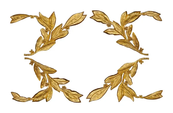 白い背景に孤立した花のパターンを持つ黄金の装飾要素 クリッピングパスを持つデザイン要素 — ストック写真