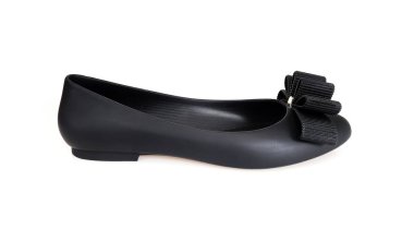 Rahat güzel düşük topuklu siyah ayakkabı beyaz arka plan üzerinde izole