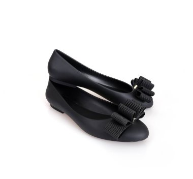 Rahat güzel düşük topuklu siyah ayakkabı beyaz arka plan üzerinde izole