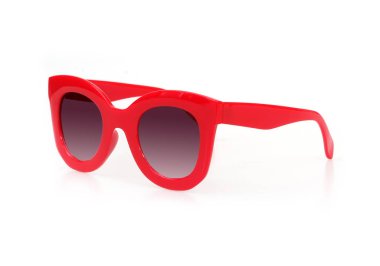 Bir portreye başvurmak için beyaz arkaplanda izole edilmiş güneş gözlükleri