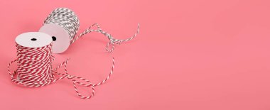 Pembe arka planda izole edilmiş iplerle Noel kompozisyonu