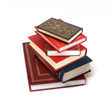 Beyaz arkaplanda izole kitap yığını