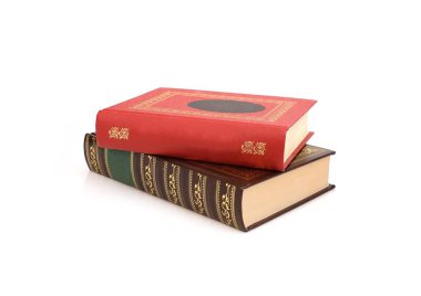 Beyaz arkaplanda izole kitap yığını